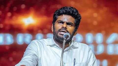 கோயில்களில் செல்போனுக்கு தடை: மூட்டைப் பூச்சிக்கு பயந்து வீட்டை கொளுத்தும் கதை - அண்ணாமலை விமர்சனம்!