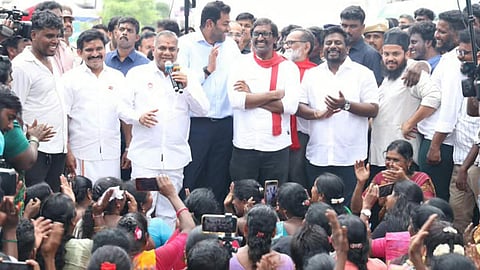 தூய்மை பணியாளர்களை விட்டுக்கொடுக்க மாட்டோம் - போராட்டம் நடத்தியவர்களிடம் உறுதி அளித்த அமைச்சர்கள்