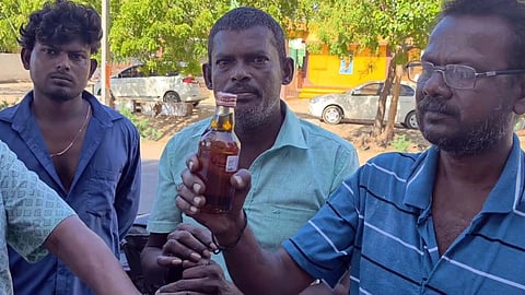 மதுபாட்டிலில் இறந்து கிடந்த பூச்சி, வண்டுகள்