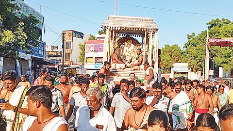 திருச்செந்தூர் கோவில் ஆவணித்திருவிழா: வெள்ளை சாத்தி, பச்சை சாத்தி கோலத்தில் சுவாமி சண்முகர் வீதி உலா
