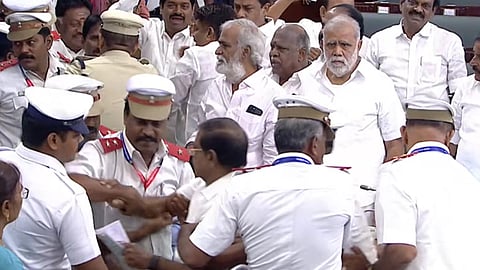 தி.மு.க.வினர் அவைக்காவலர்களால் வெளியேற்றம்