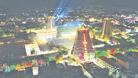 லேசர், அலங்கார ஒளி வெள்ளத்தில் ஜொலிக்கும் மீனாட்சி அம்மன் கோவில் ராஜகோபுரங்கள்
