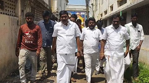 த.வெ.க. எம்எல்ஏ விஜயகுமார் , முன்னாள் எம்எல்ஏ டி.ஜே.கோவிந்தராஜன் இணைந்து வடிகால் பணியை ஆய்வு செய்தபோது எடுத்த படம்.