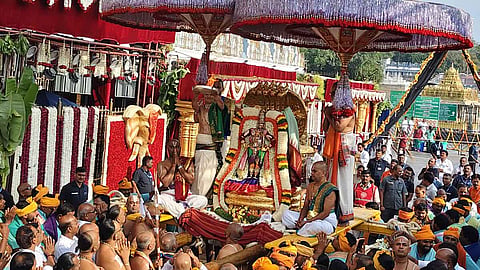 திருப்பதி பிரம்மோற்சவ விழாவில் இன்று காலை சின்ன சேஷ வாகனத்தில் ஏழுமலையான் எழுந்தருளிய காட்சி.