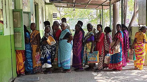 மீஞ்சூர் அரசு ஆரம்ப சுகாதார நிலையத்தில் சிகிச்சை பெற காத்திருந்த பெண்கள்.