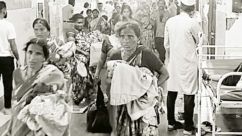 ஆஸ்பத்தியில் இருந்து குழந்தைகளை தூக்கிக் கொண்டு ஓடிய காட்சி.
