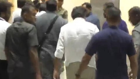 புறமுதுகிட்டு ஓடிவிட்டு, பெருந்துயரத்தை சமூக வலைத்தள பதிவிற்குள் சுருக்க நினைப்பது எவ்வளவு பெரிய அநியாயம் ? - கரூர் சம்பவம் குறித்து டிடிவி தினகரன் கேள்வி!