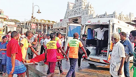 திருச்செந்தூரில் கடல் சீற்றம்- புனித நீராடிய 5 பக்தர்களுக்கு கால் முறிவு