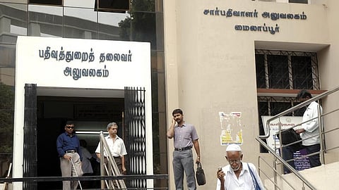 சார் - பதிவாளர்களுக்கு குட் நியூஸ்... இனி வார நாட்களில் மட்டுமே அலுவலகம் - அரசாணை வெளியீடு!