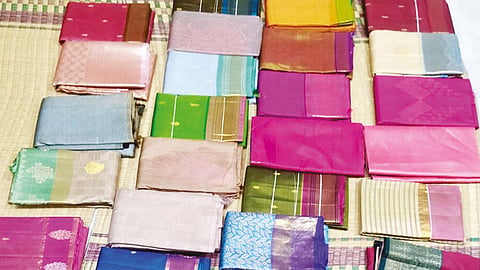 கூரியரில் வந்த பட்டு சேலைகளை படத்தில் காணலாம்.