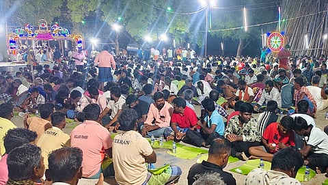 ஆண்கள் மட்டுமே பங்கேற்ற கோவில் திருவிழாவில் 100 ஆடுகள் பலியிட்டு கறி விருந்து