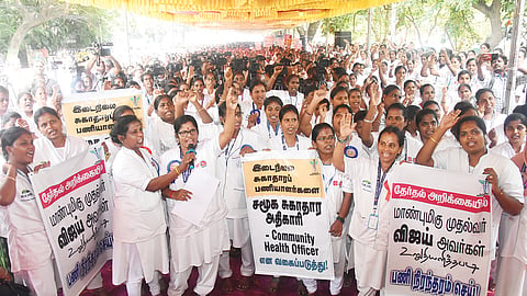 போராட்டத்தில் ஈடுபட்ட நர்சுகள்.