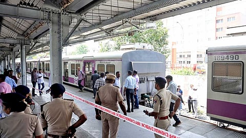 தடம் புரண்ட மின்சார ரெயில்