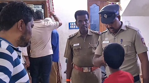 சிறுவனுக்கு மயக்க மருந்து கொடுத்து நகை திருடு போனதாக நாடகமாடிய தாய்