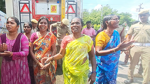 சேலம் கலெக்டர் அலுவலகம் முன்பு 6 பேர் தீக்குளிக்க முயற்சி