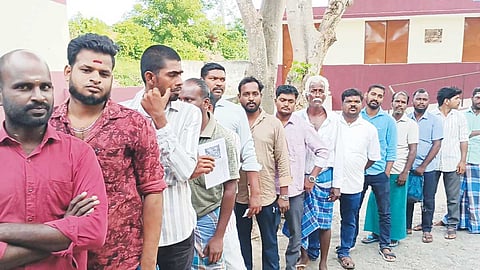 வாக்களிக்க காத்திருக்கும் வாக்காளர்கள்