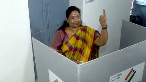 வாக்கினை செலுத்திய த.வெ.க. வேட்பாளர் சத்யபாமா