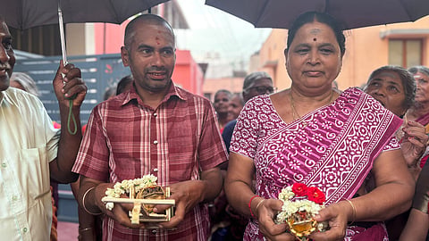 மழை பெய்ய வேண்டி தவளைகளுக்கு திருமணம்- கிராம மக்கள் திரண்டு வழிபாடு