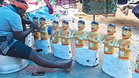 புரட்டாசி திருவிழாவுக்கு தயாராகி வரும் 2,500-க்கும் மேற்பட்ட உருவ மண் சிலைகள்