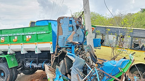 அரசு பஸ்-டிப்பர் லாரி நேருக்குநேர் மோதல்: கண்டக்டர் பலி