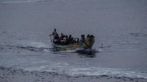 படகு கடலில் கவிழ்ந்து அகதிகள் பலி