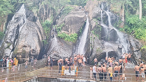 மழையால் நீர்வரத்து அதிகரிப்பு: குற்றாலம் ஐந்தருவியில் சுற்றுலா பயணிகள் உற்சாக குளியல்