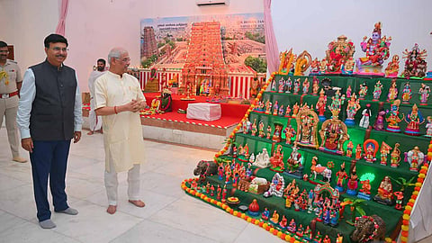 மக்கள் மாளிகையில் அமைக்கப்பட்டுள்ள நவராத்திரி கொலு