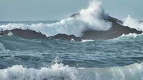 புதுச்சேரியில் கடல் சீற்றம்