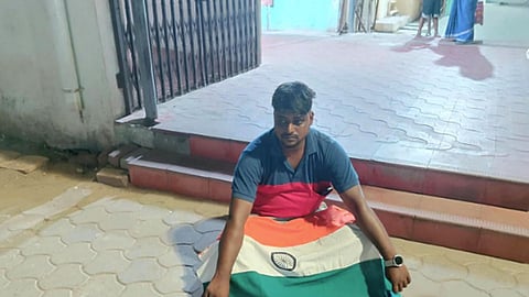 தேசியக் கொடியுடன் தந்தை தர்ணா போராட்டம்
