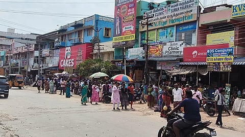 பழவேற்காடு, பொன்னேரிக்கு சரியான நேரத்தில் பஸ் இயக்கப்படாததால் கிராம மக்கள் தவிப்பு