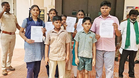 பள்ளி நேரங்களில் கனரக வாகனங்கள் வருவதை தடுக்க வேண்டும்: கலெக்டரிடம் மாணவ-மாணவிகள் மனு