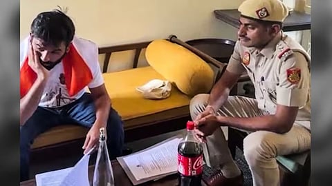 அபிஜீத் தீப்கே வீட்டிற்கு சென்ற டெல்லி போலீசார் - இன்றைய போராட்டத்தில் கலந்துகொள்வாரா?