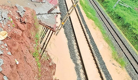 ரெயில் தண்டவாளத்தை சூழ்ந்த மழைநீர்