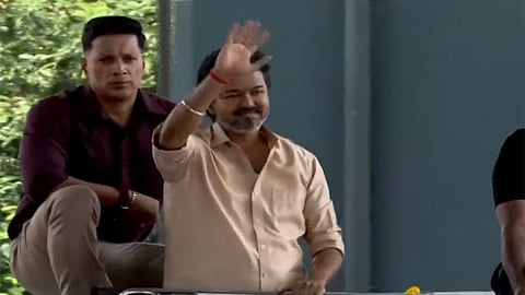 கோவையில் முதலமைச்சர் விஜய் ரோடு ஷோ - பொதுமக்கள் உற்சாக வரவேற்பு