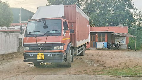 கண்டெய்னர் லாரியில் கடத்திய ஒரு டன் குட்கா-புகையிலை பறிமுதல்