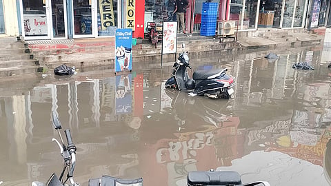 செங்குன்றத்தில் சிறிய மழைக்கே சாலையில் தேங்கிய தண்ணீர்
