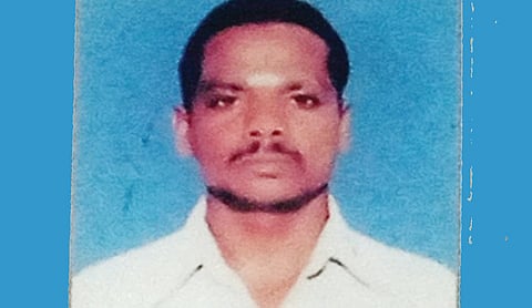கொத்தனார் வெட்டிக்கொலை- ரத்தக்கறை படிந்த கத்தியுடன் ஊருக்குள் நடந்து சென்ற விவசாயி