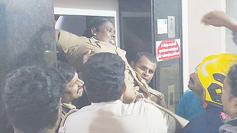 மருத்துவமனையில் மின்சாரம் துண்டிக்கப்பட்டதால் லிப்டில் சிக்கிய 7 பேர் மீட்பு