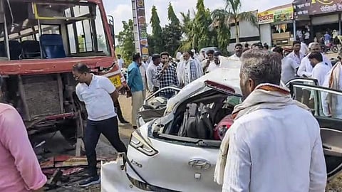 மகாராஷ்டிராவில் அரசுப் பேருந்துமீது கார் மோதி விபத்து - 5 பேர் பலி!