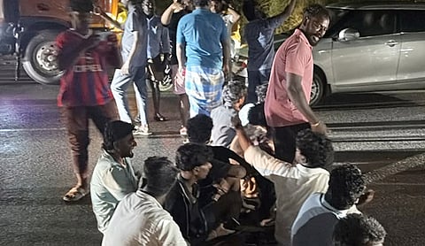 மின்வெட்டை கண்டித்து கிராம மக்கள் சாலை மறியல்