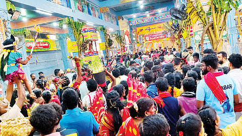 குலசையில் லட்சக்கணக்கான பக்தர்கள் குவிந்தனர்