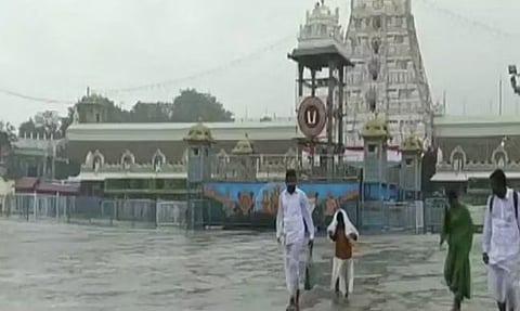 திருப்பதியில் பலத்த மழையிலும் தரிசனம் செய்து வரும் பக்தர்கள்