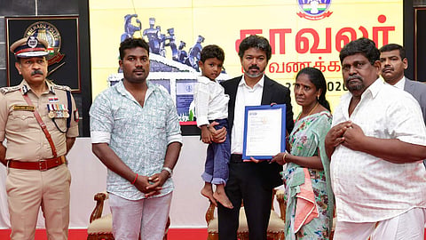காவலர்களின் குடும்பங்களுக்கு காப்பீட்டு தொகை வழங்கினார் முதலமைச்சர்