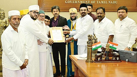 நாகூர் தர்கா அறங்காவலர்கள் - முதலமைச்சர் விஜய்