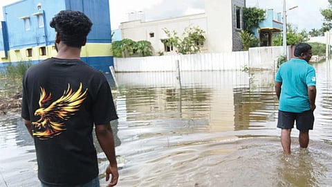 மீஞ்சூர் அருகே 100 வீடுகளை சூழ்ந்த மழைநீர்
