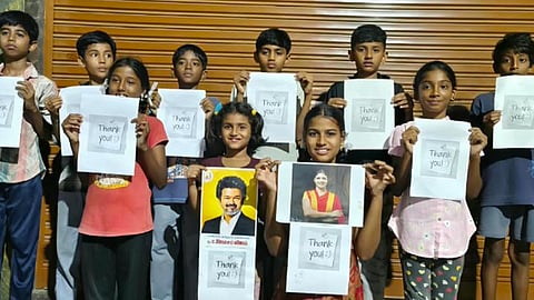 CM விஜய், MLA கனிமொழி சந்தோஷ் படங்களுடன் பதாகை ஏந்தி நன்றி தெரிவித்த சிறுவர்கள்