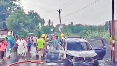 நடுரோட்டில் திடீரென தீப்பிடித்து எரிந்த கார்