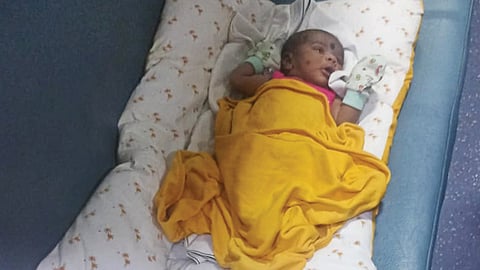 ஓடும் ரெயிலில் தனியாக கிடந்த ஒரு மாத பெண் குழந்தை