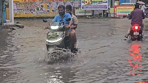 பலத்த மழை: சாலையில் குளம்போல் தேங்கிய தண்ணீர்- வாகன ஓட்டிகள் அவதி