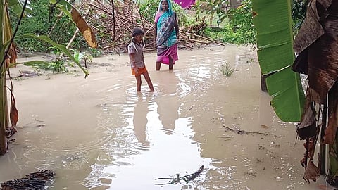 விருத்தாசலம் ஊ.கொளப்பாக்கத்தில் குடியிருப்புகளை சூழ்ந்த மழை வெள்ளம்